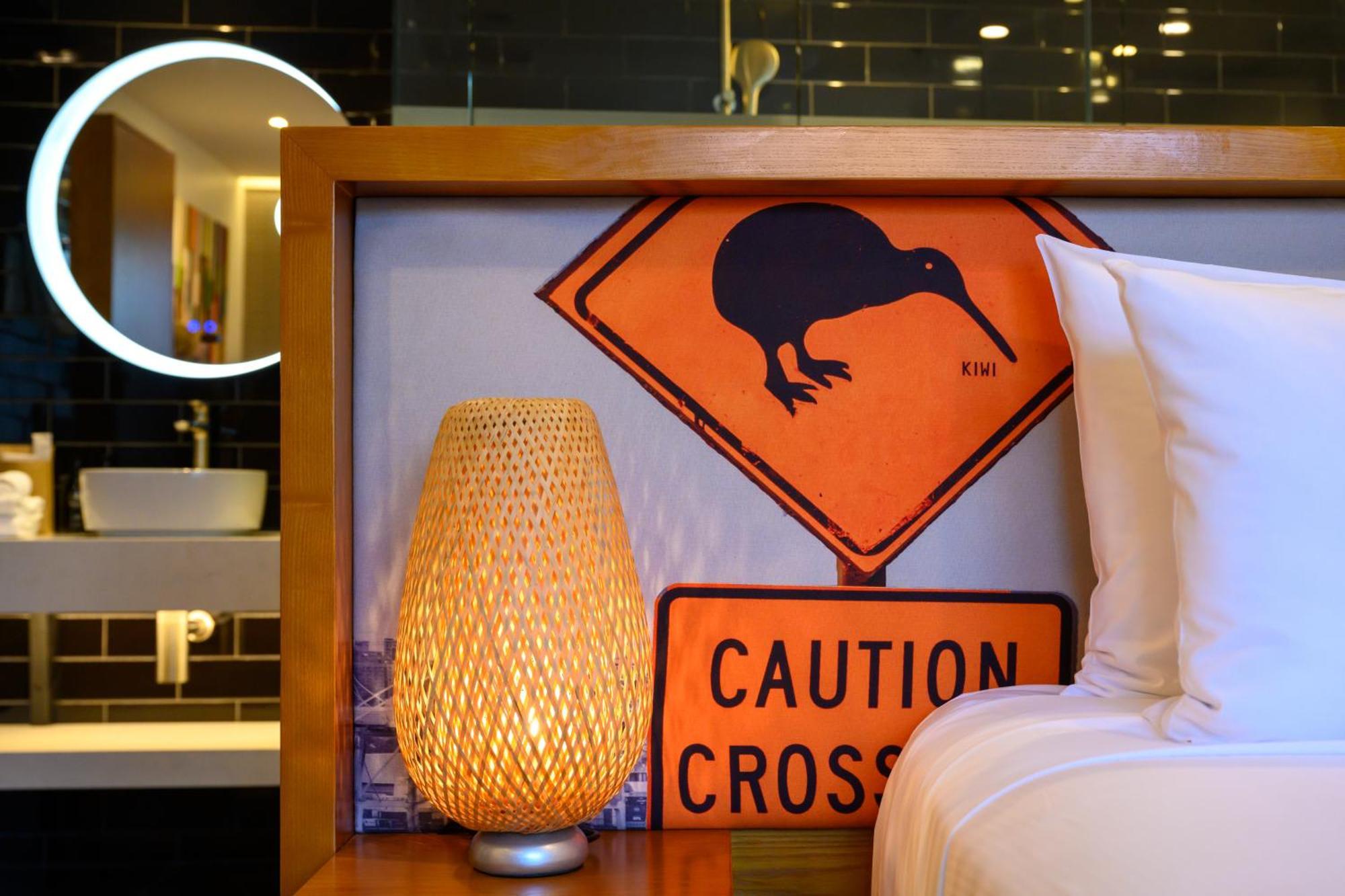 Ohtel Auckland Hotel Exterior foto A warning sign for kiwis